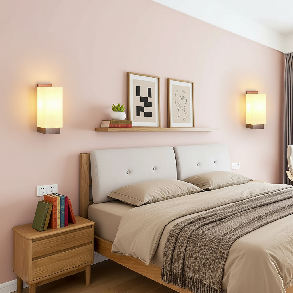 Houten wandlamp met glazen kap